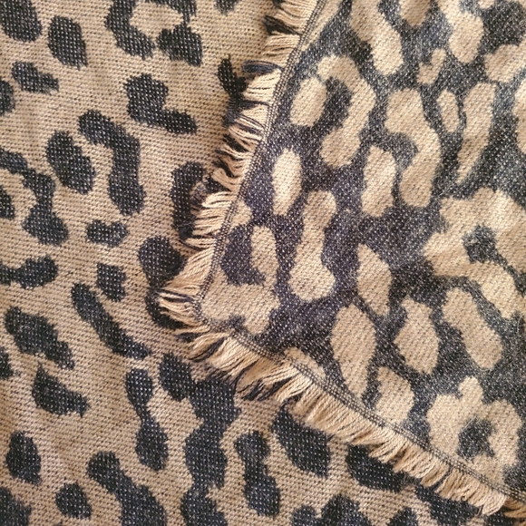 Acrylic knit leopard wrap - Picture 1 of 8
